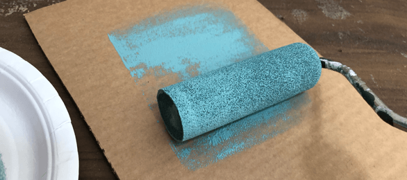 removing-excess-paint-from-your-roller-prior-to-painting